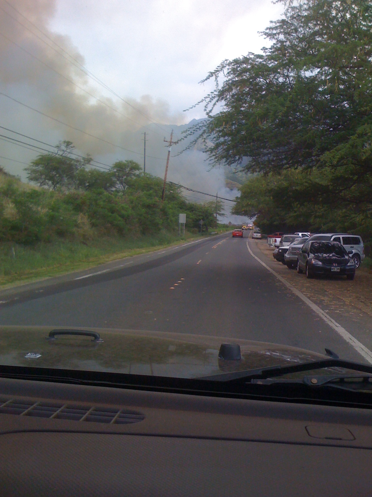 Mākua Valley 火灾影像，显示 live-fire 遗留的风险