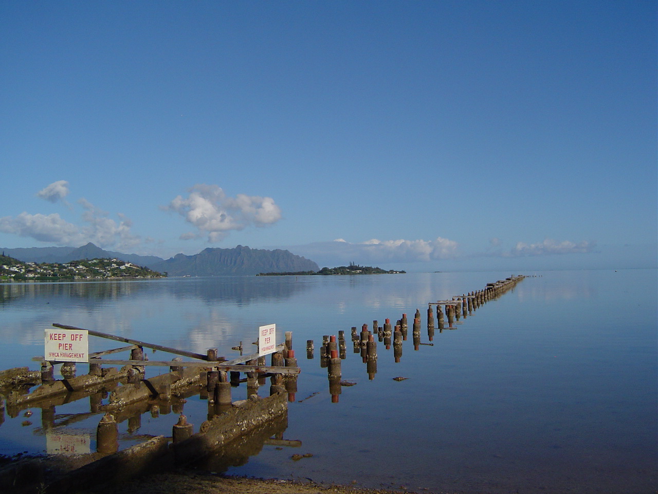 Kāneʻohe Bay 的公共水景：Mōkapu 半岛的轮廓在远处