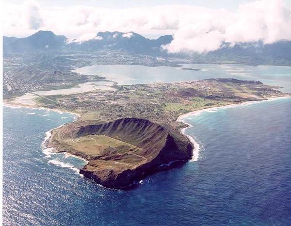 Mōkapu Peninsula 航拍：跑道从东向西横切半岛，Kāneʻohe Bay 在两侧包围
