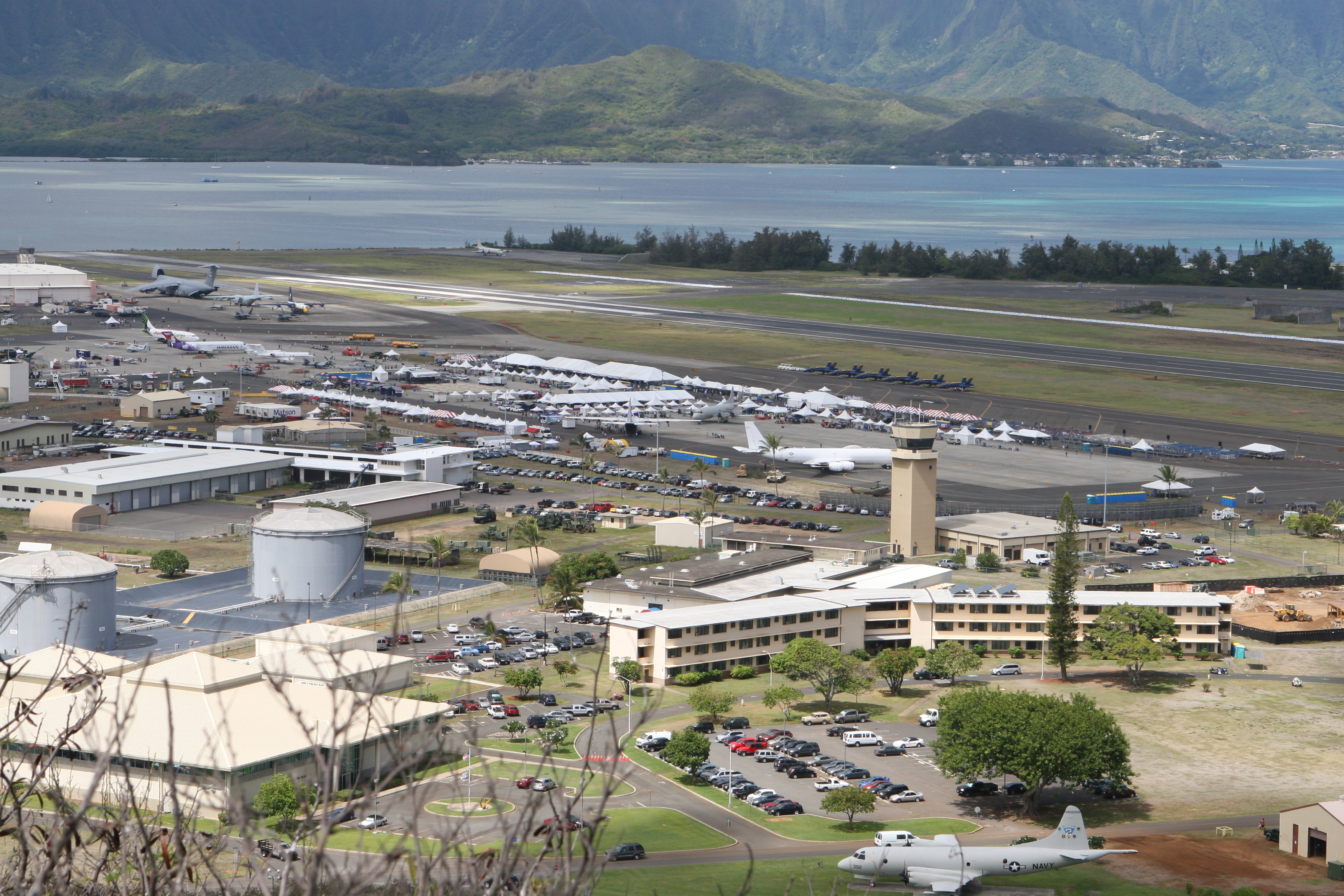 US Navy 航拍视角：MCB Hawaiʻi 的跑道、停机坪和岸线