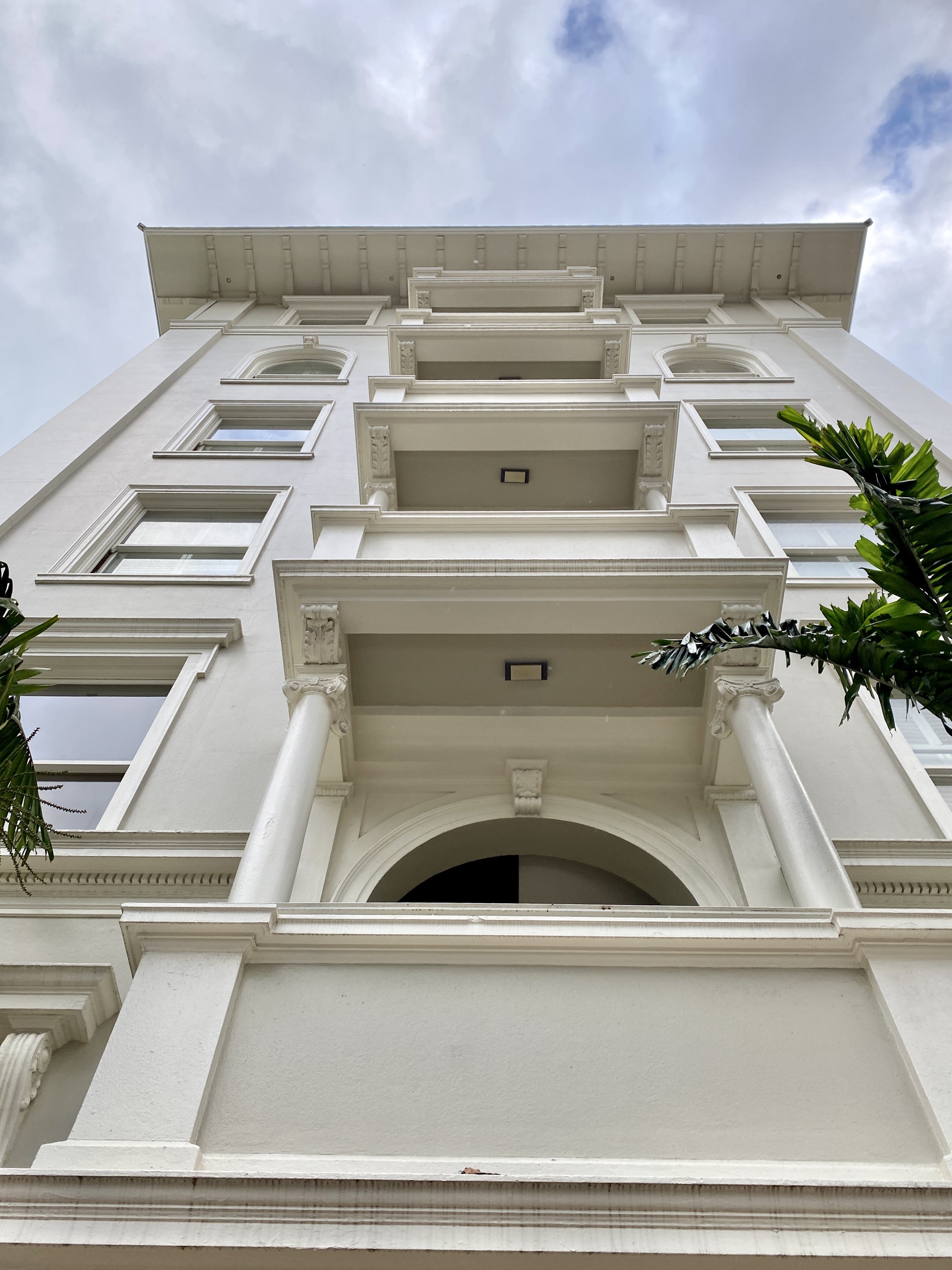 Moana Hotel white facade from Kalākaua Avenue, with porte cochere and colonnade