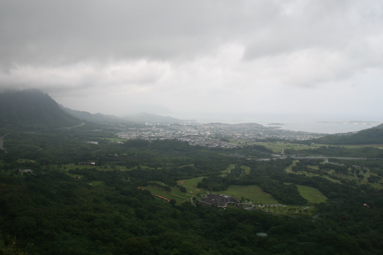 Koʻolau 峭壁、Pali Highway 和隧道口的并置