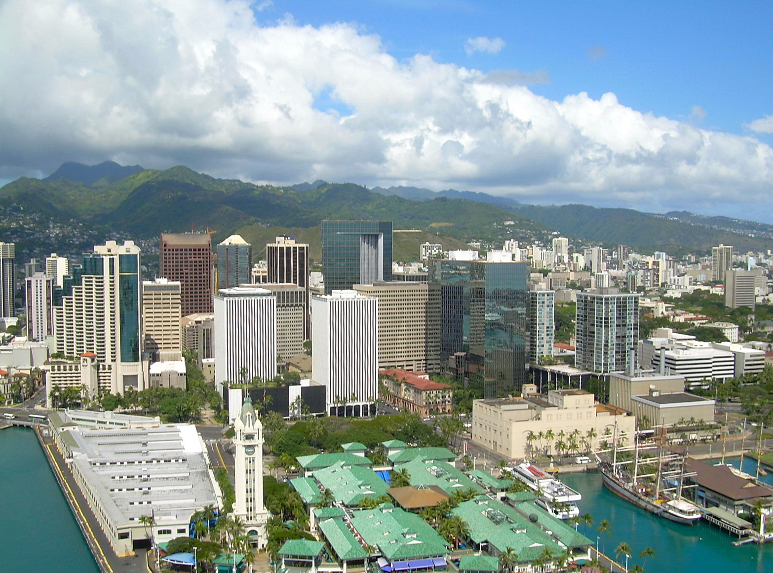 Honolulu Harbor 与 Aloha Tower 航拍