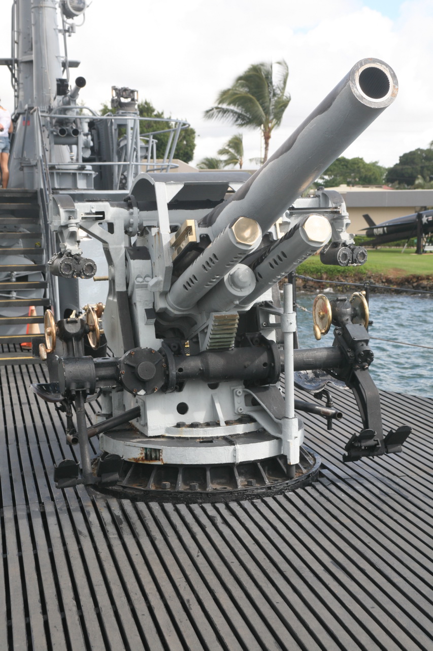 Bowfin 甲板上的 5-inch 25 caliber deck gun