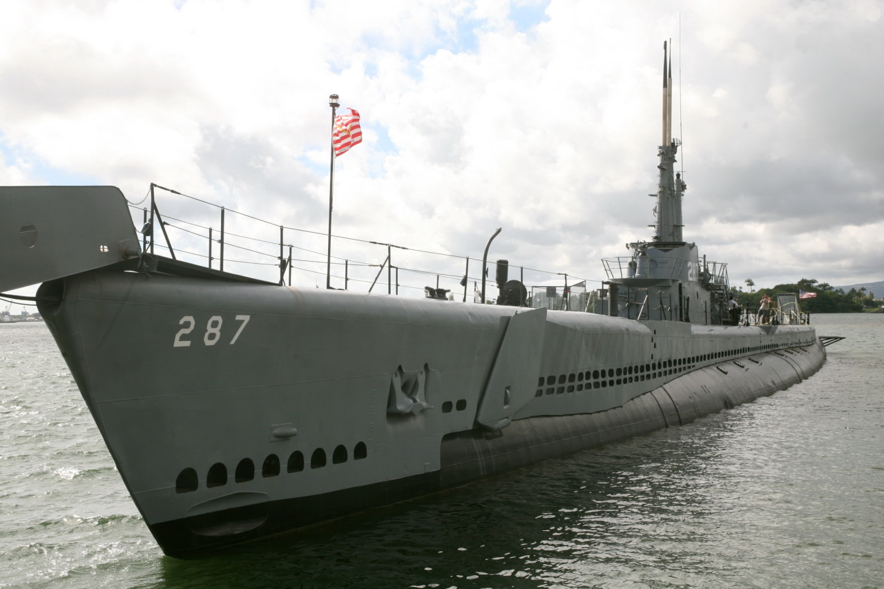 USS Bowfin 外观，艇体低矮狭长，conning tower 和艇号 287 可见