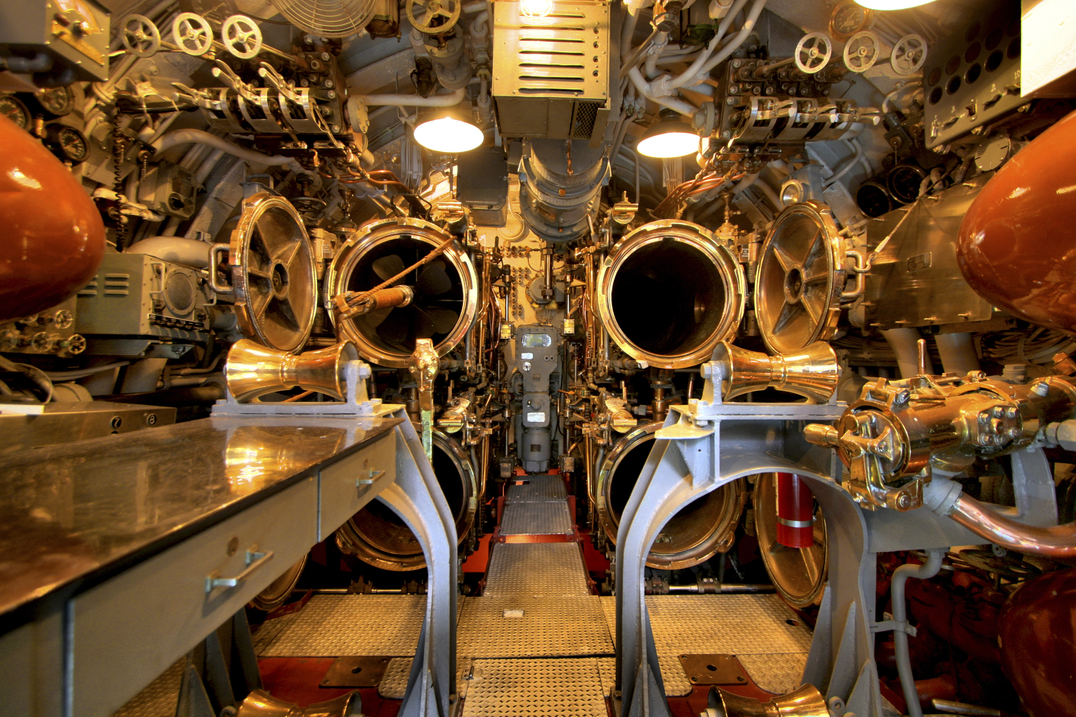 Bowfin 艇内 torpedo room，鱼雷管口和管线系统