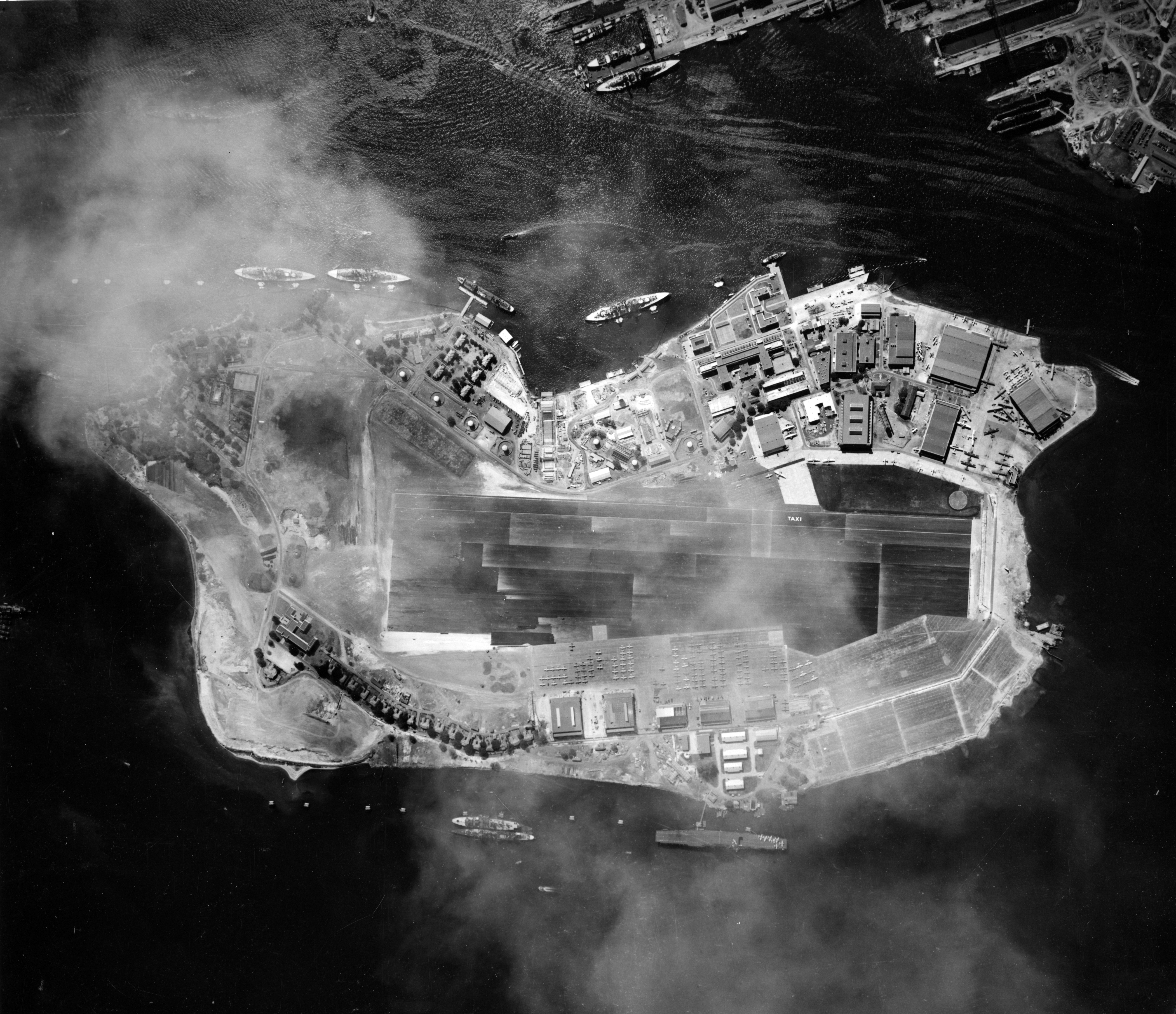 1941 年 10 月 Ford Island 航拍图，展示完整的 naval base 基础设施