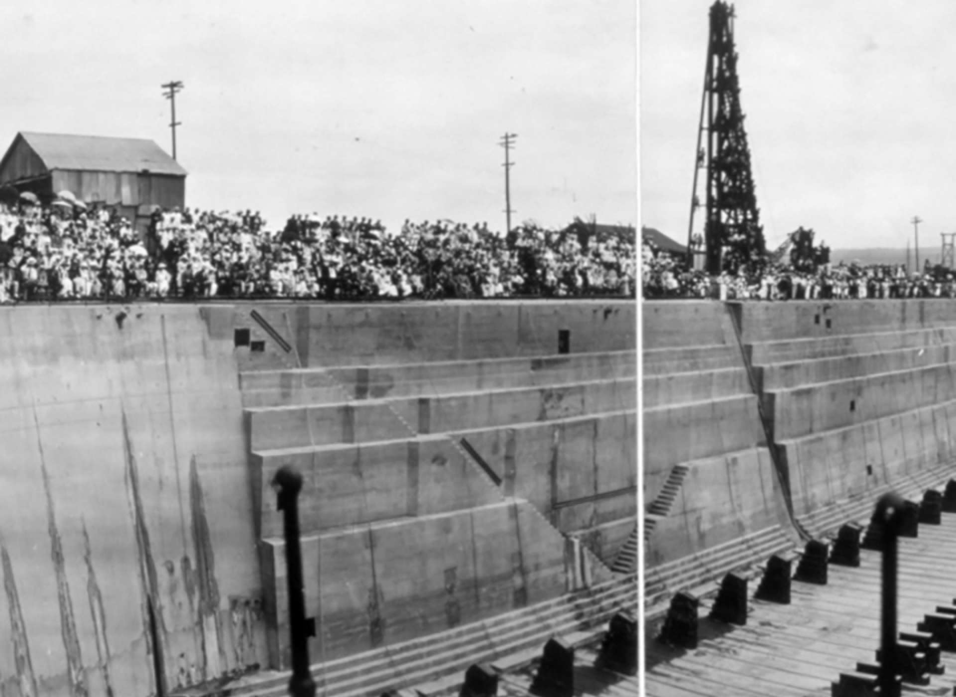 Dry Dock No. 1 1919 年开放仪式，干坞开口处挤满人群和白色制服