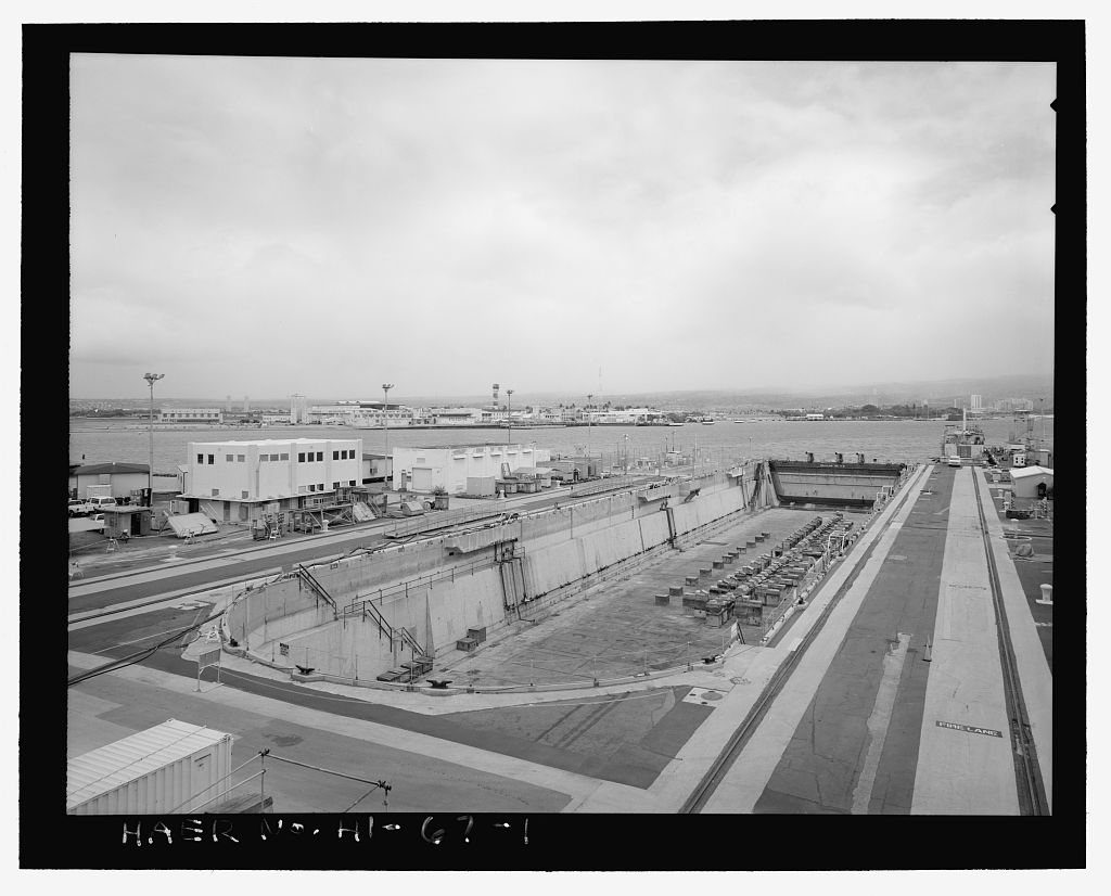Dry Dock No. 3 的 HAER 档案照片展示了 graving dock 的混凝土墙体和闸门开口