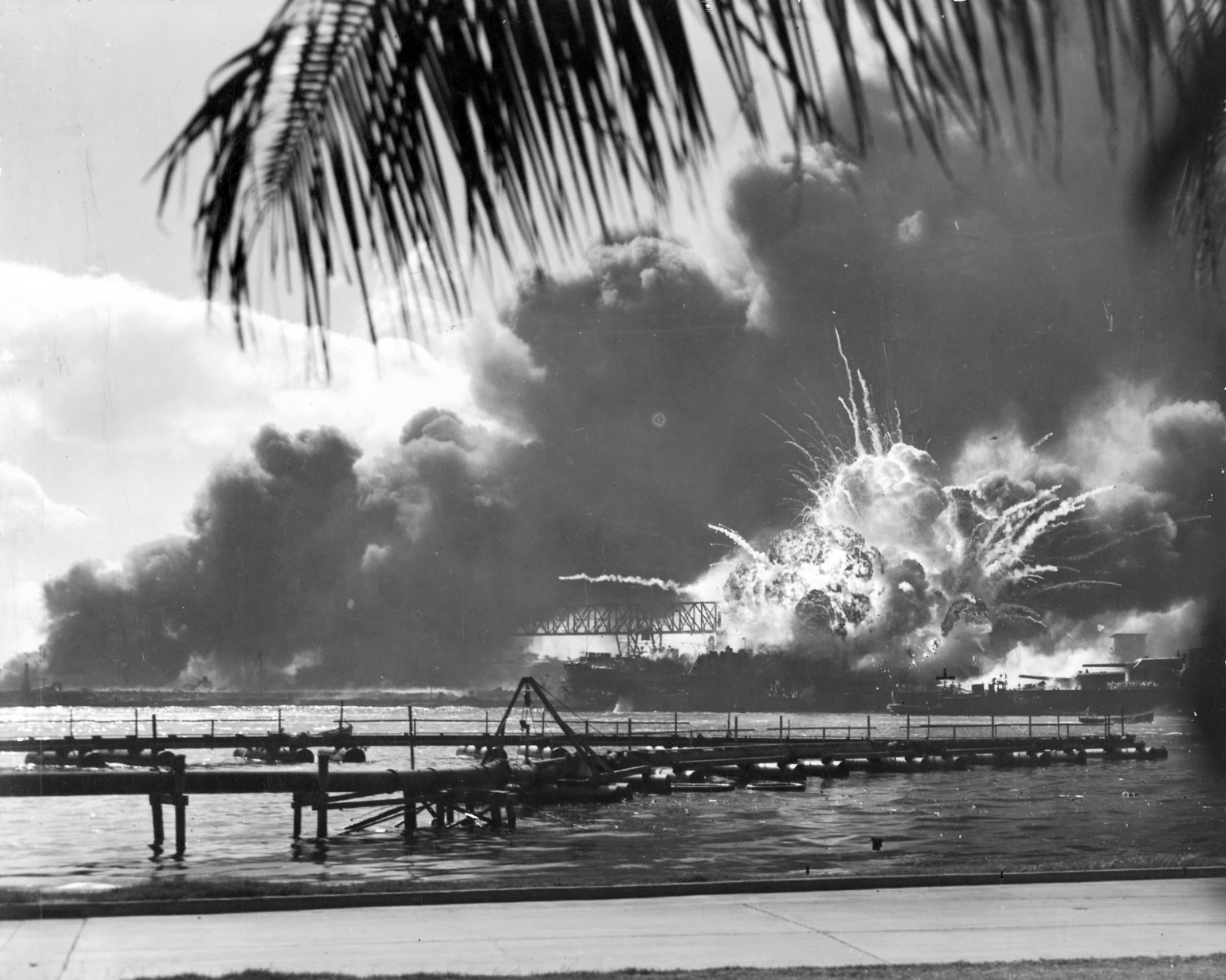 USS Shaw 在浮动干坞 YFD-2 中燃烧爆炸，浓烟从船身中部升起