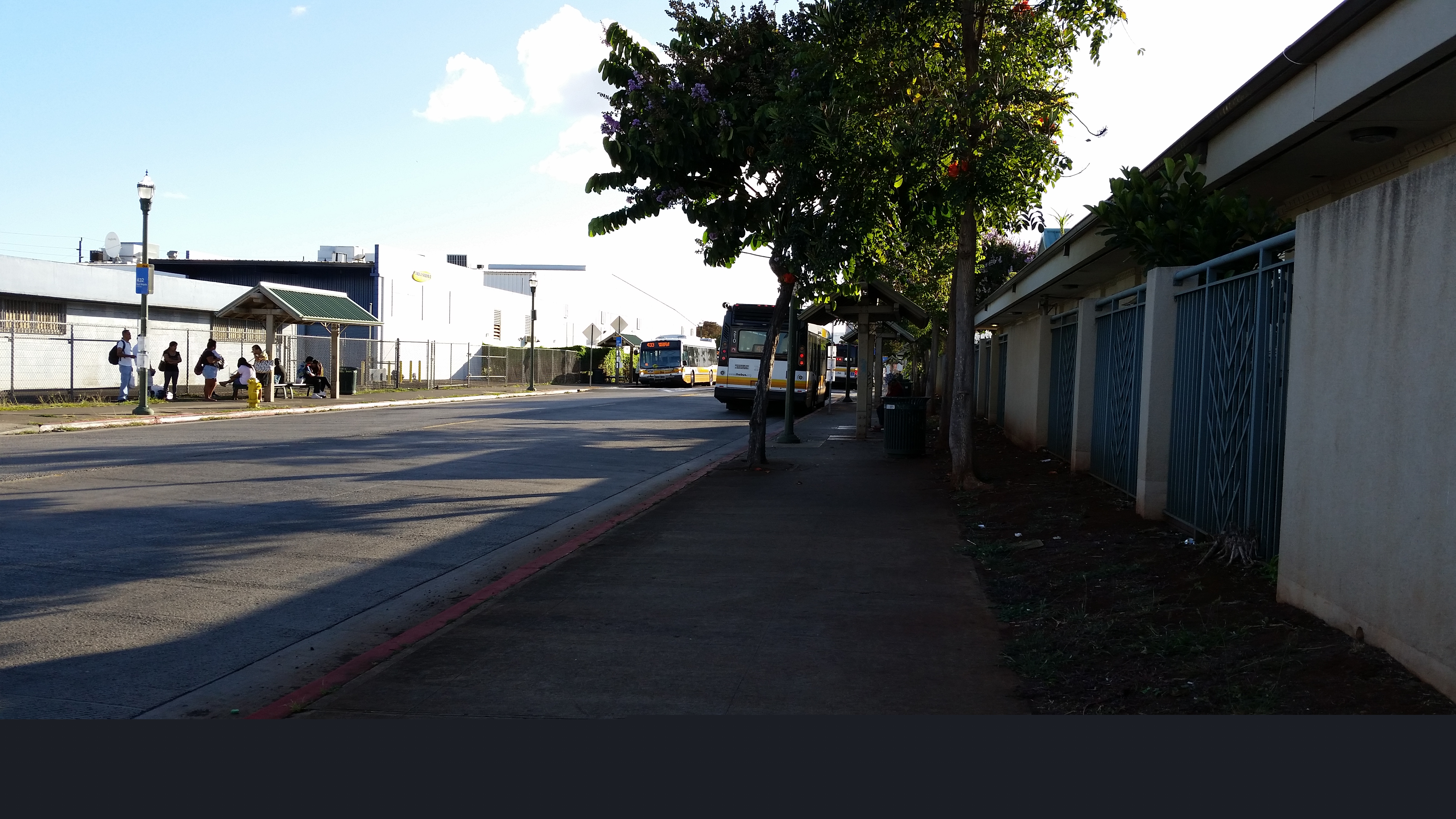 2014 年的 Waipahu Transit Center，当时还是地面 bus hub，没有 Skyline 高架站
