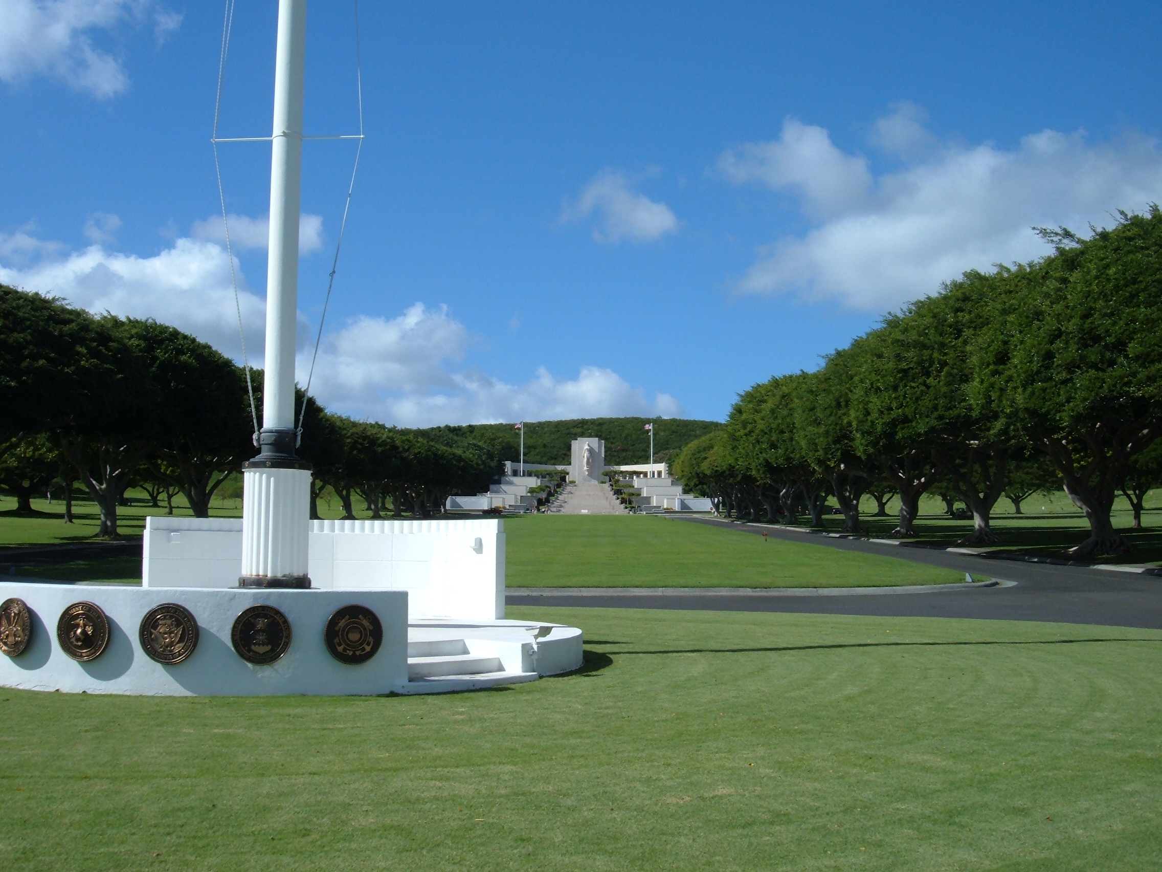 National Memorial Cemetery of the Pacific 的 Memorial Court 全景，grand stairs 上升至 crater rim，两侧 courts 列 missing service members 名单