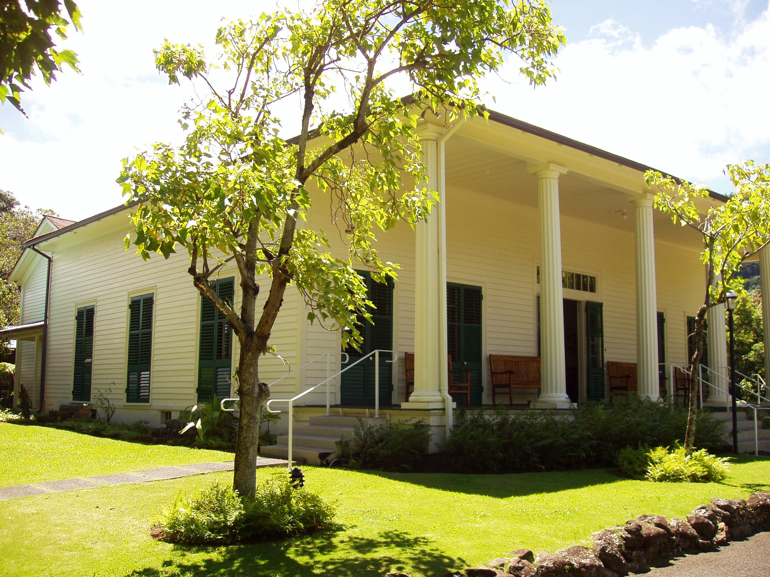 Queen Emma Summer Palace 外观与柱廊，可见 columns、lanai 与绿地关系