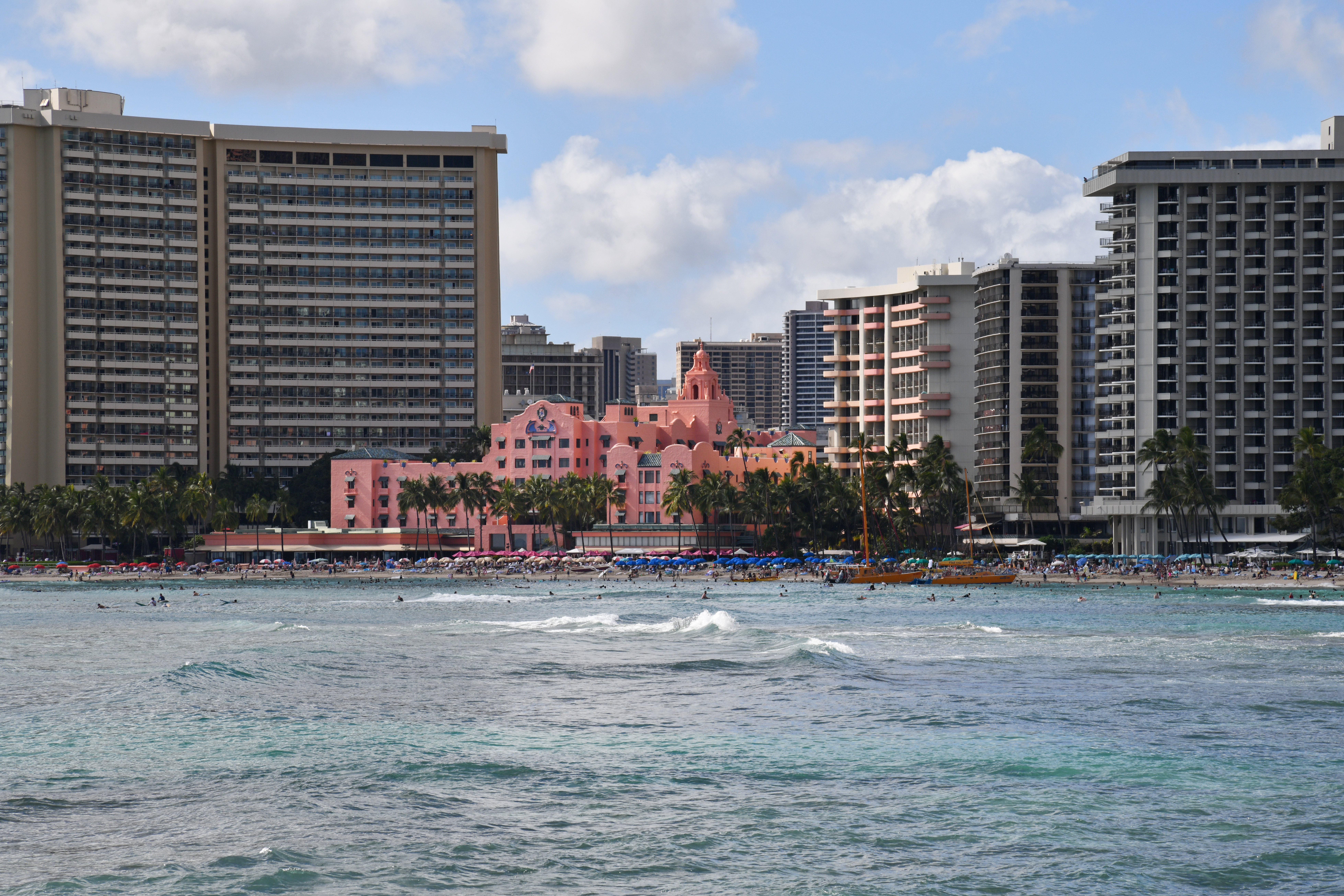 Royal Hawaiian Hotel 的粉色 historic wing 被现代 Waikīkī 高层包围