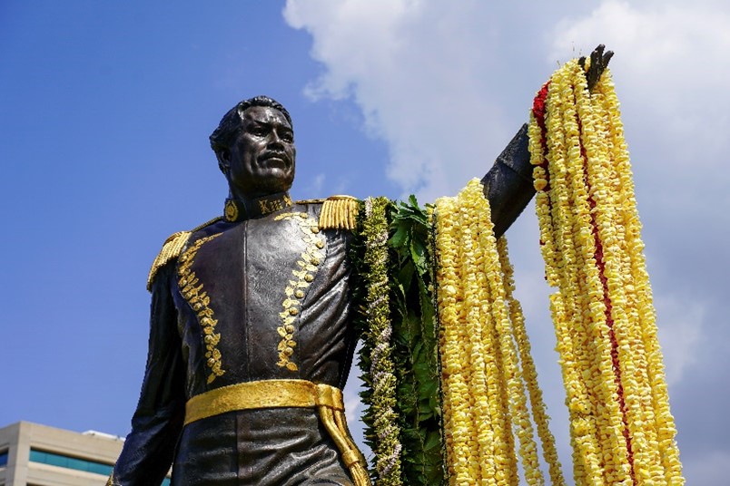 Kamehameha III 雕像与 Hawaiian flag 同框