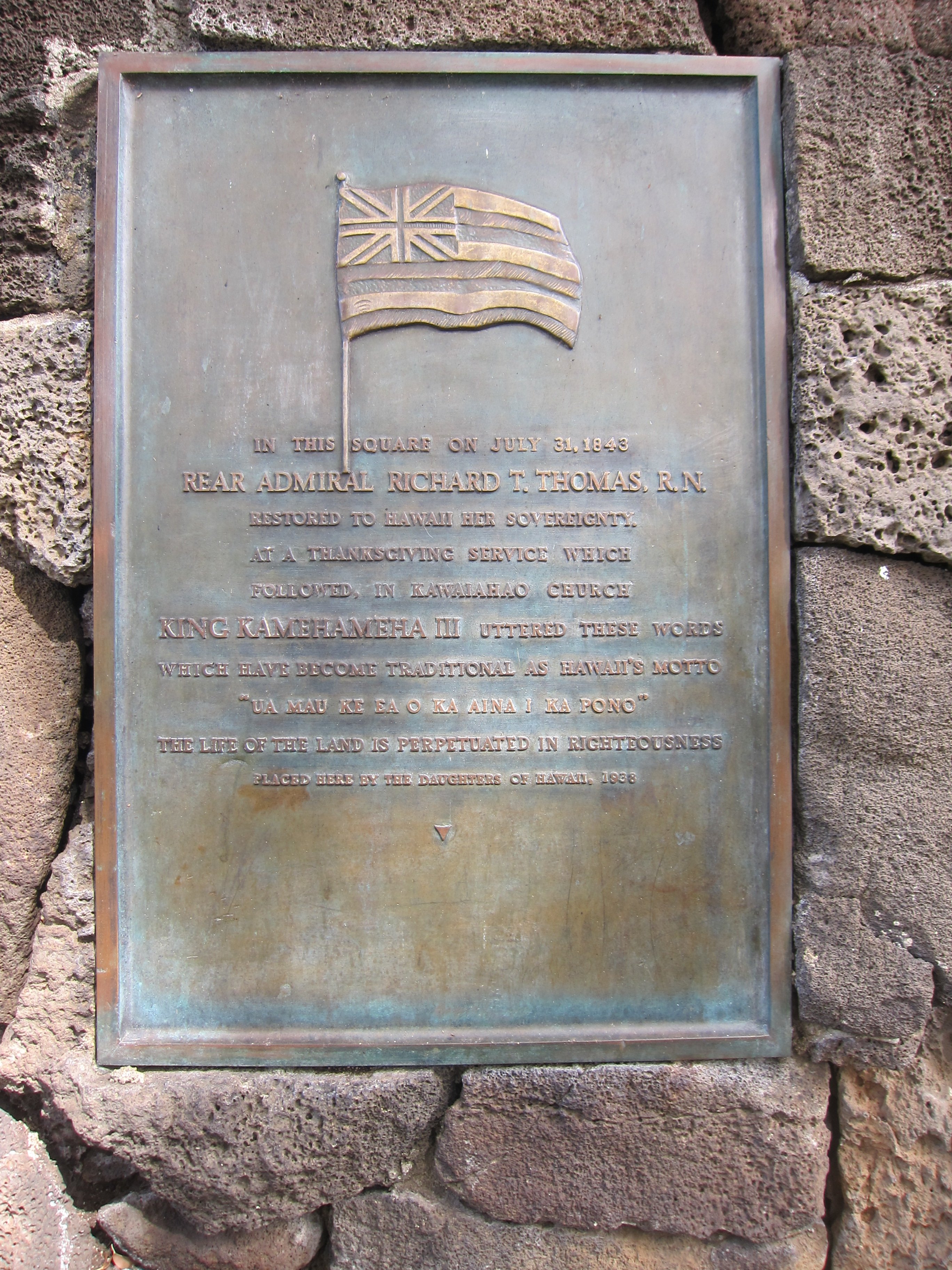 Richard Thomas plaque 嵌在公园石墙中