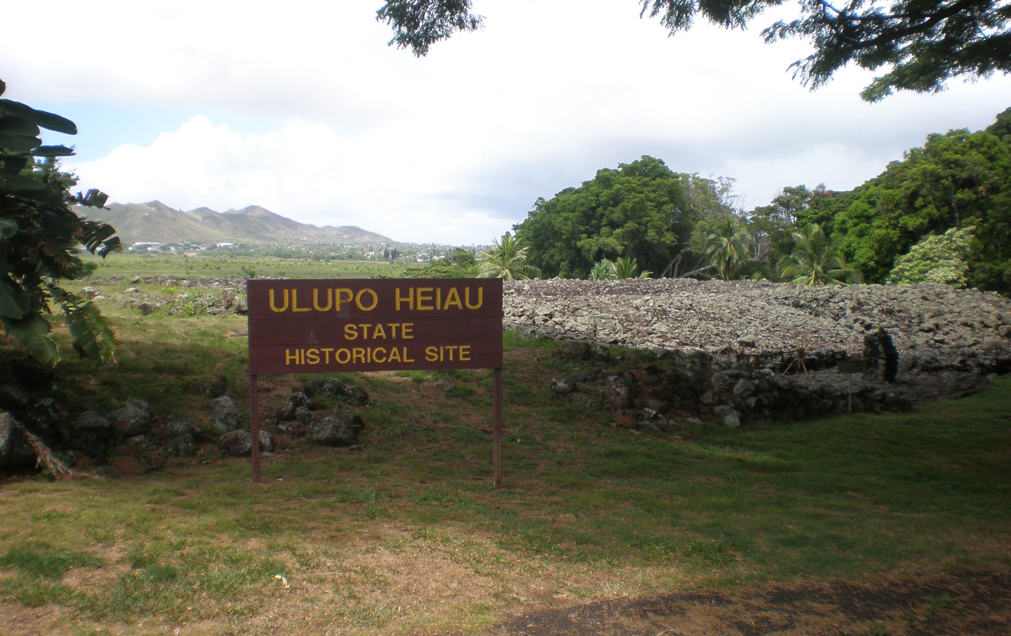 Ulupō Heiau sign and stone platform