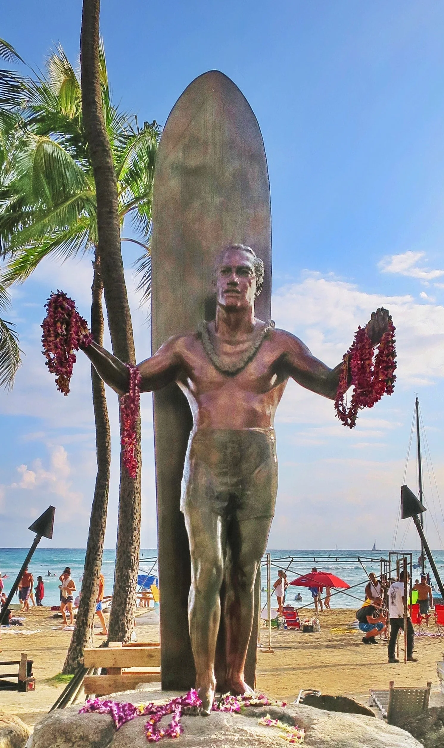 Duke Kahanamoku marker 特写，显示冲浪板形牌子上的历史照片、文字说明和底部赞助栏