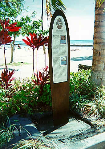 早期 Waikīkī Improvement Association 宣传材料中的历史步行道导览图，展示两个行人观看冲浪板标识