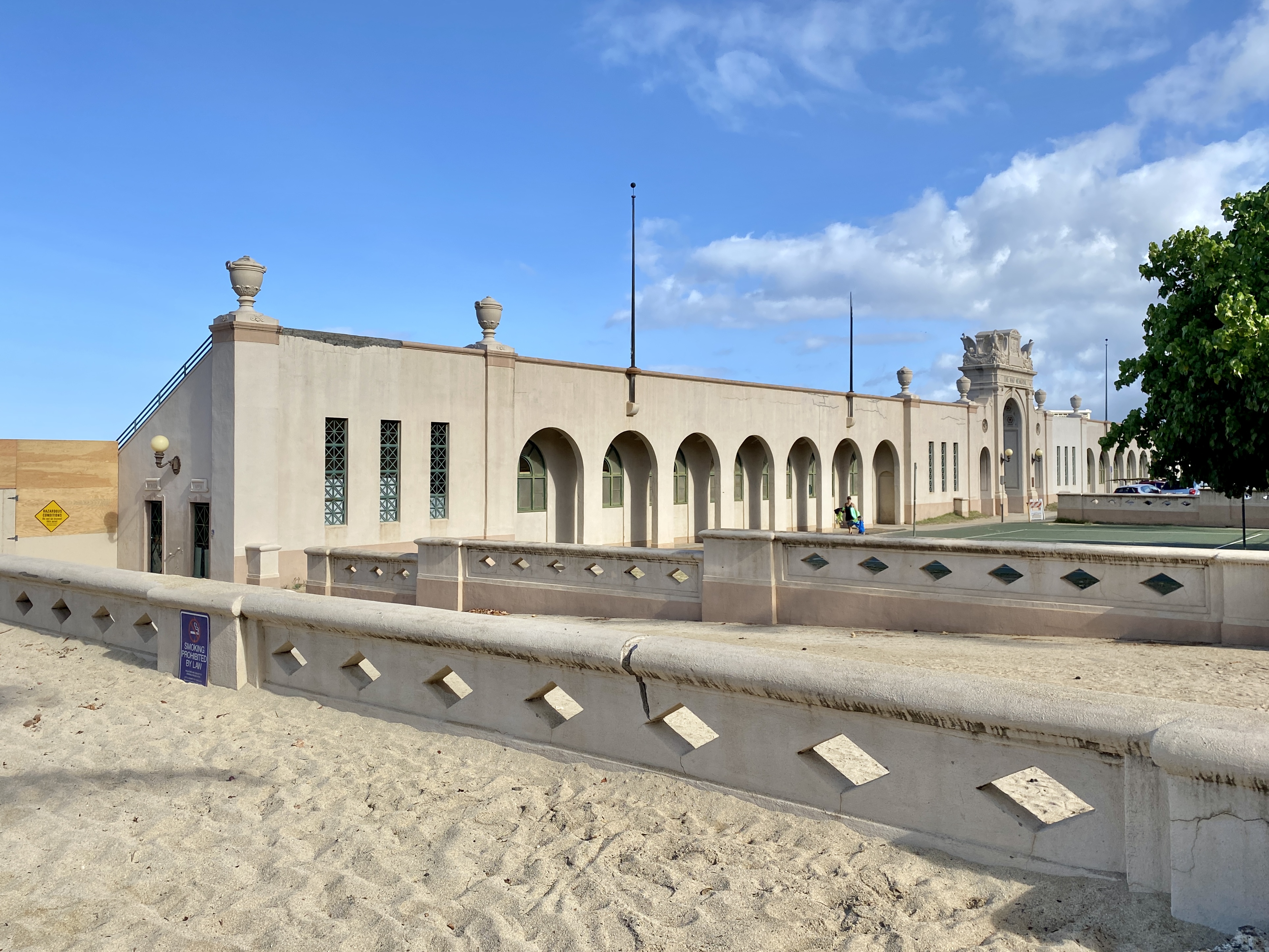 Waikīkī War Memorial Natatorium 的入口拱门，可见 "The War Memorial" 字样和 Beaux-Arts 装饰