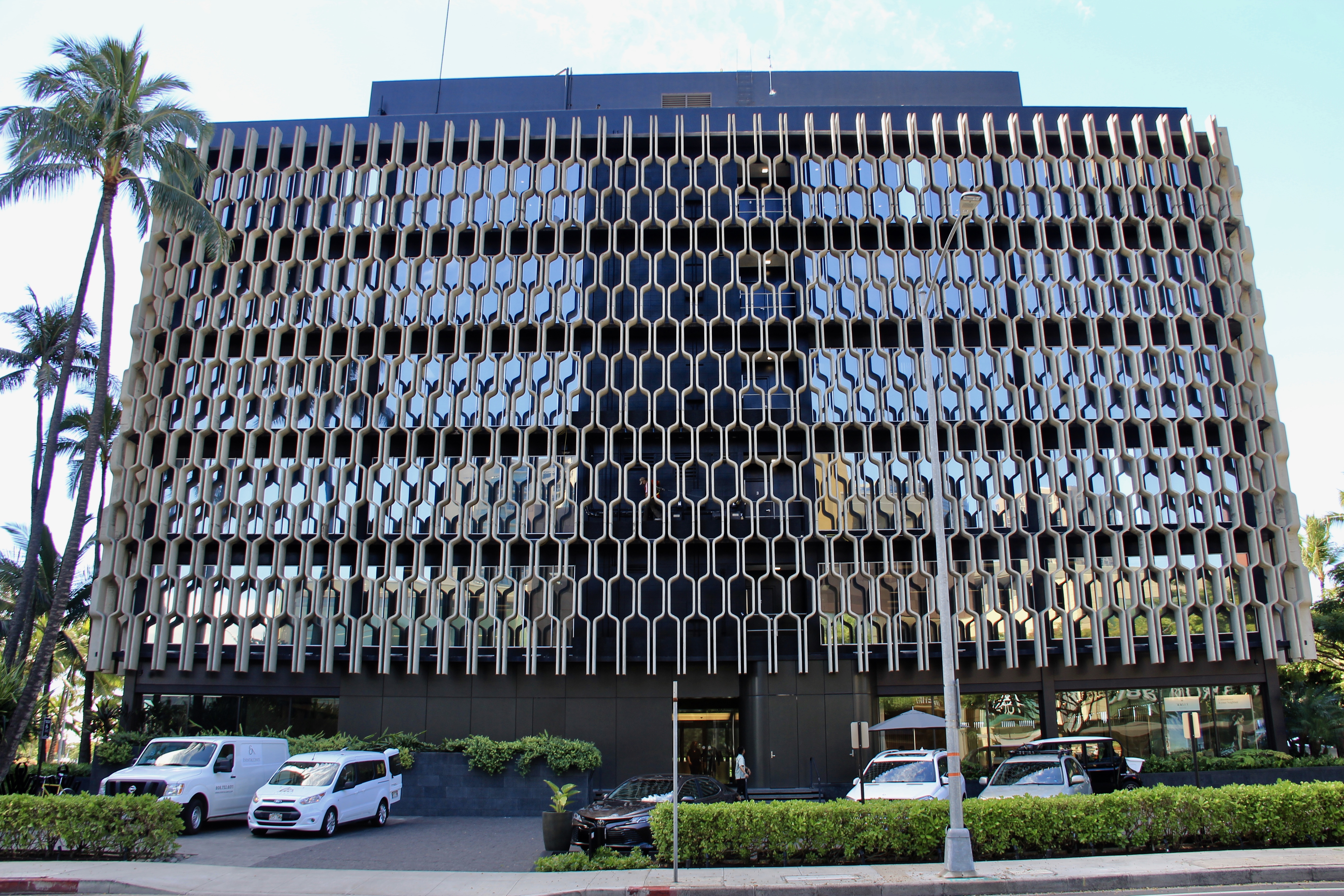 IBM Building 正面，蜂巢状混凝土遮阳屏覆盖整面六层楼外墙