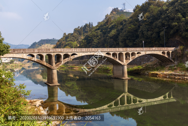 昌溪古村全景,昌源河蜿蜒流过,徽派建筑沿河分布