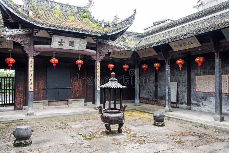 昌溪村内的周氏宗祠,红色灯笼悬于檐下,石桌与牌位陈列于堂前