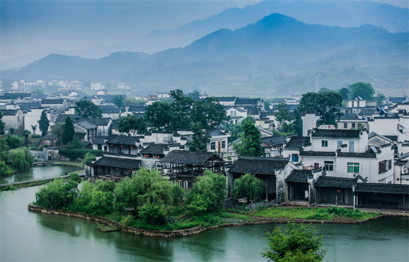 呈坎永兴湖畔的徽派建筑，古村依山傍水