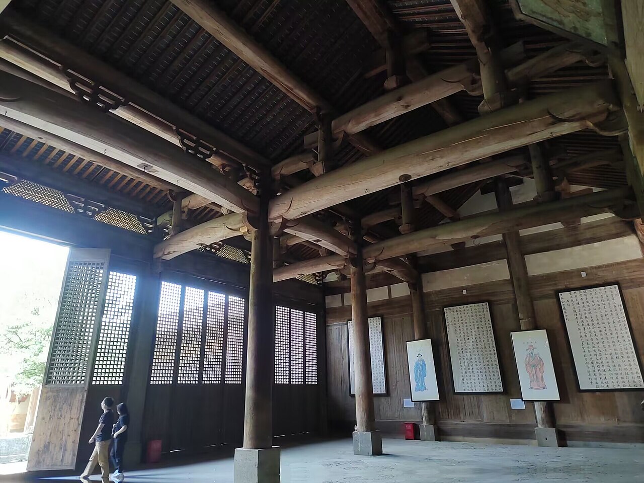 宝纶阁内部，金丝楠木大柱与梁架结构