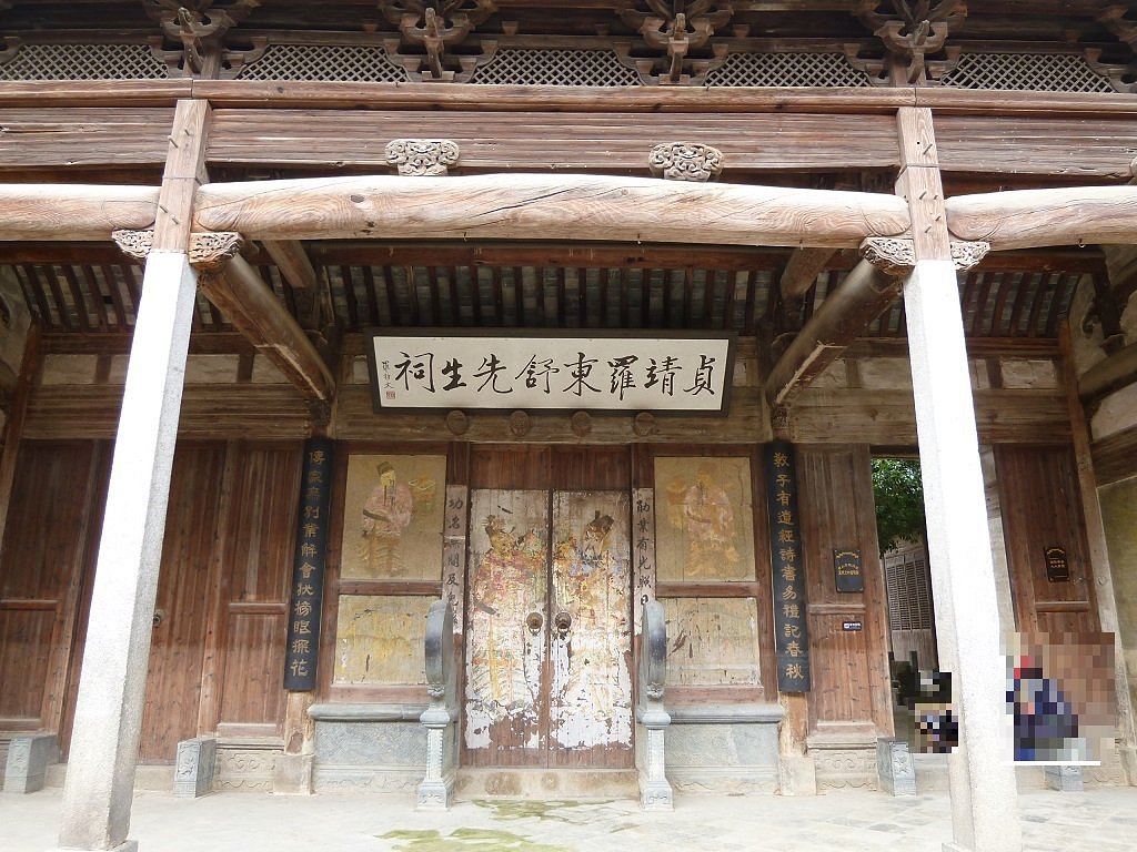 呈坎罗东舒祠（宝纶阁）入口，传统木结构门楼与雕花木门