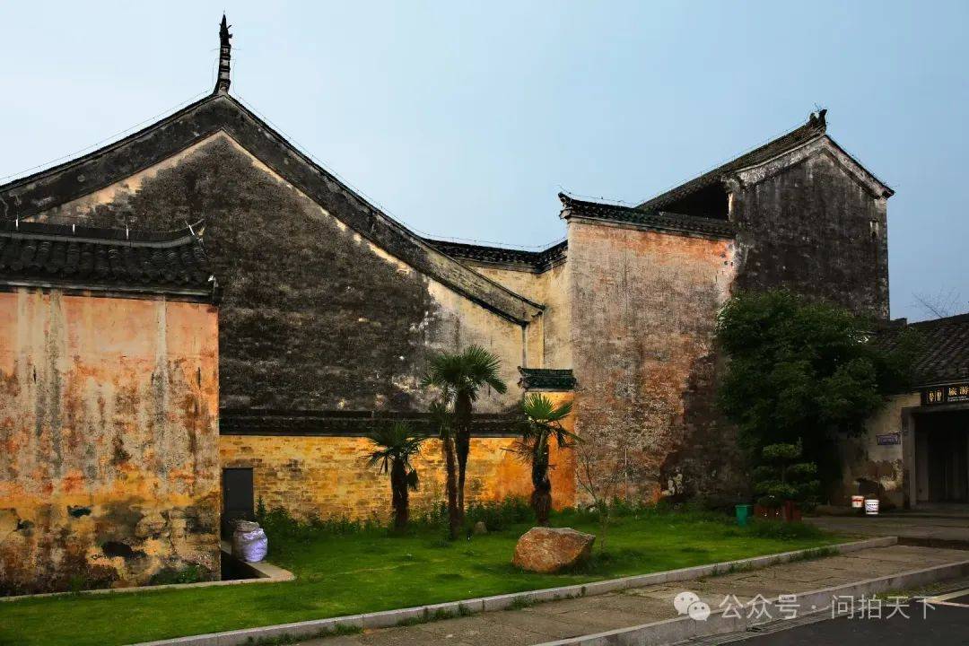呈坎古村街巷，粉墙黛瓦马头墙的徽派建筑