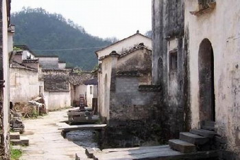 关麓八大家古建筑群巷道，白墙黛瓦间狭窄的青石板路