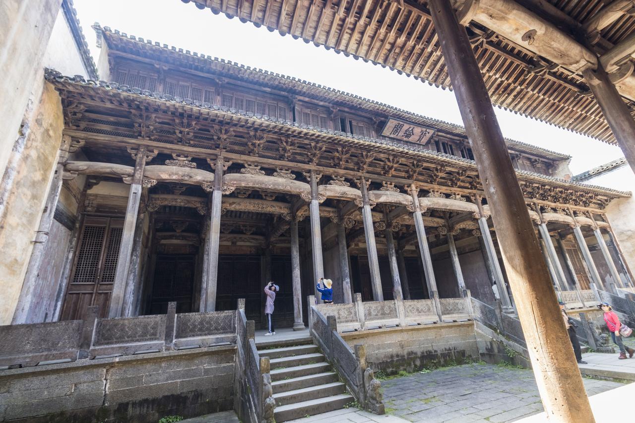 宝纶阁梁架彩绘：青绿底色的包袱锦彩绘覆盖梁、枋、驼峰和斗拱