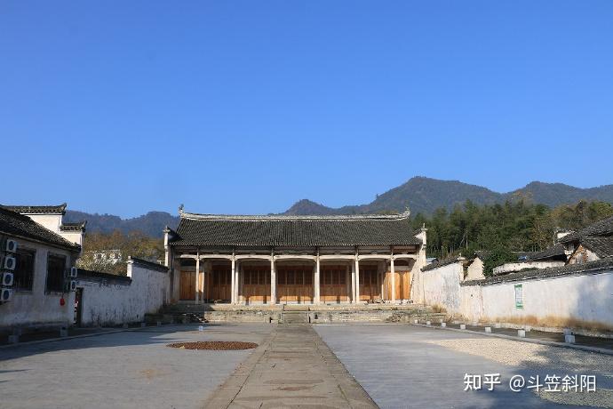 宝纶阁梁架与彩绘细部，可见梭柱和月梁的宋代做法