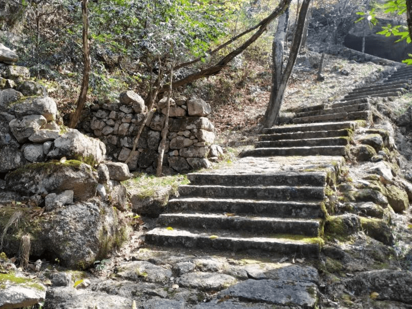 慈光阁登山古道入口，石阶沿溪谷蜿蜒上行