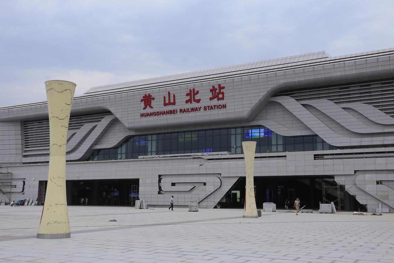 黄山北站站前广场和迎客松大道，宽阔的道路和稀疏的车流