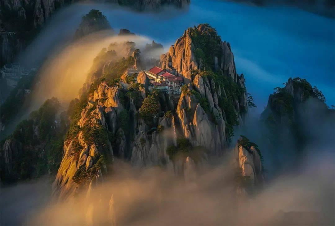 黄山地质公园的花岗岩峰林，岩壁上可见密集的垂直节理和水平节理