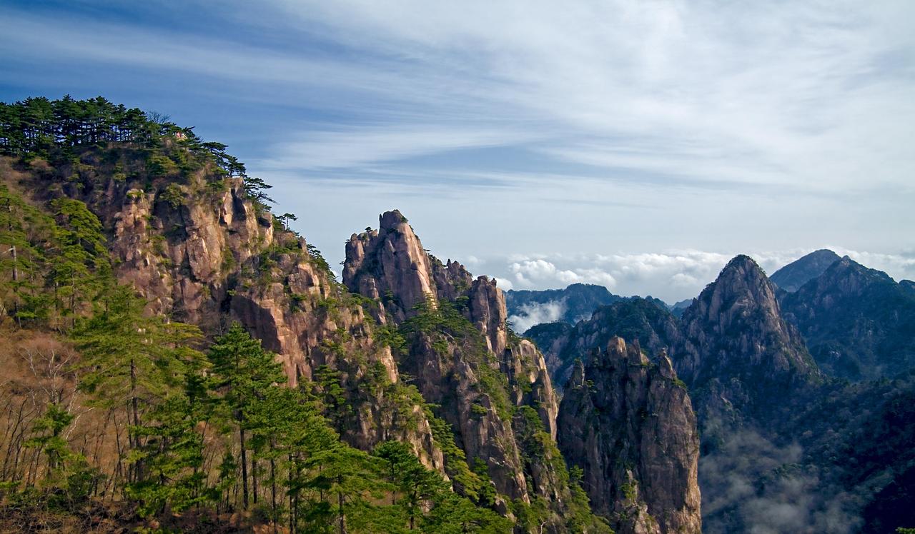 黄山花岗岩峰林全景：莲花峰（左）与玉屏峰（右）的柱状形态
