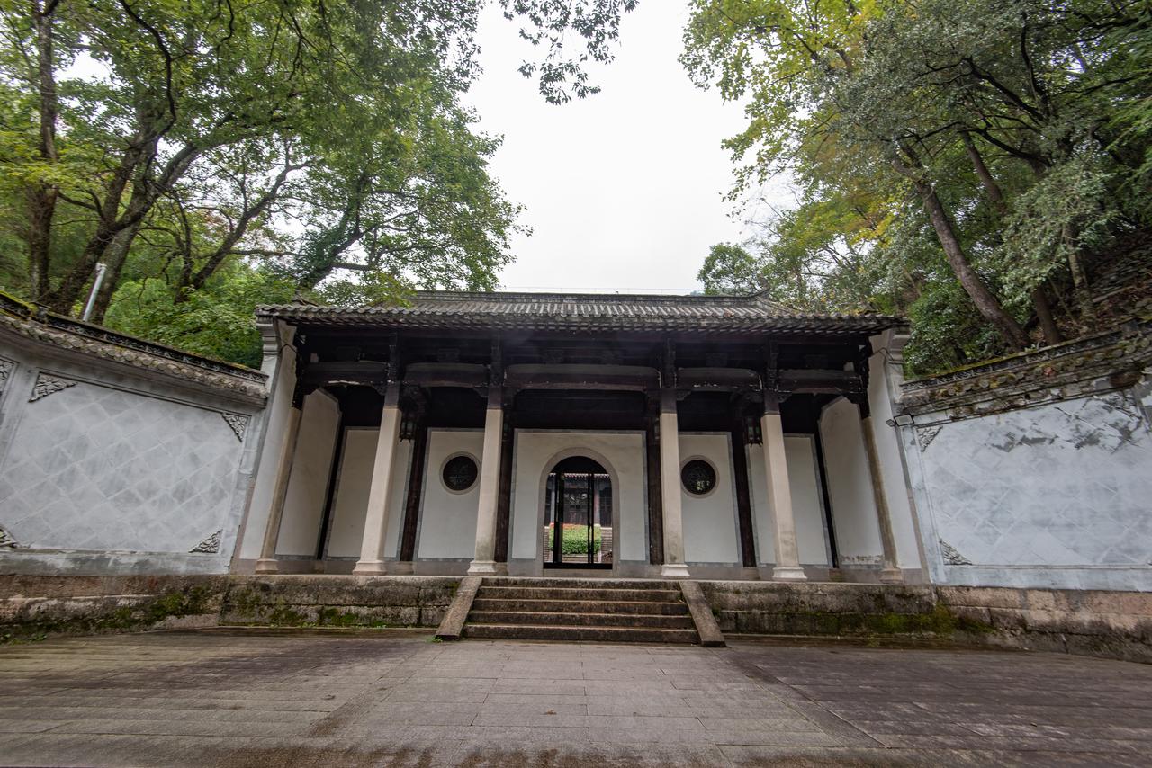 慈光阁：明代寺院的藏经阁，如今是登山入口