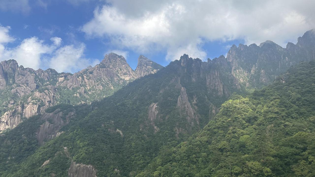 黄山索道站排队长廊中的密集人群