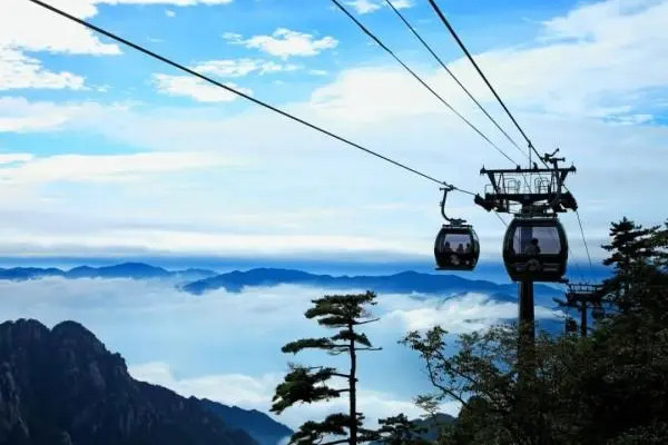 太平索道大型往复式车厢穿越云海