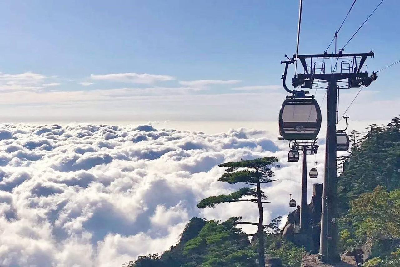 云谷索道车厢悬挂在钢缆上穿越山间云雾