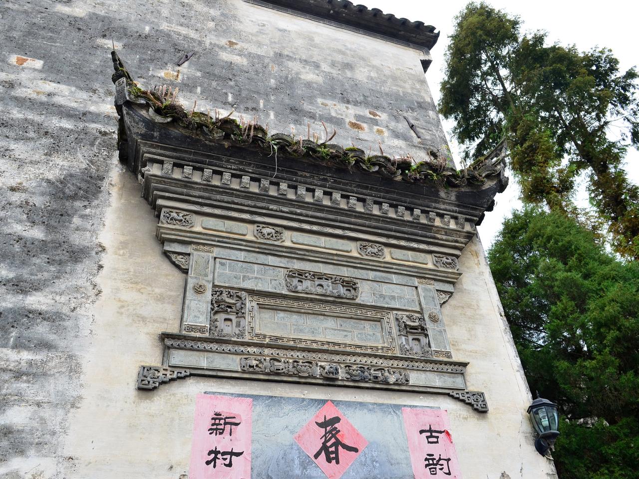 徽州门楼砖雕，多层雕刻繁复精细