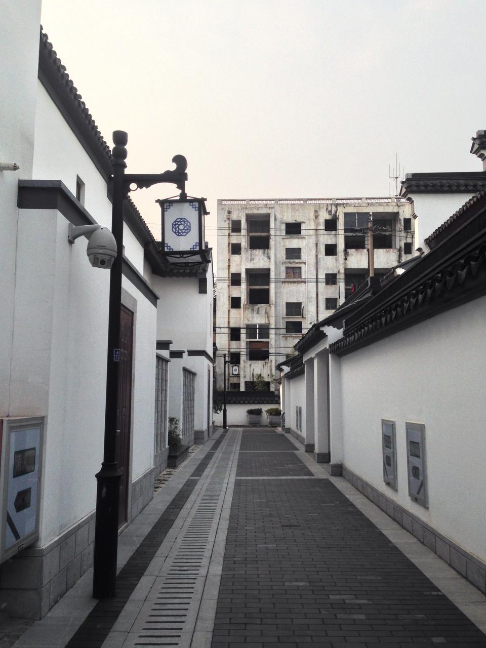徽派建筑天井，四面屋顶向内倾斜汇水