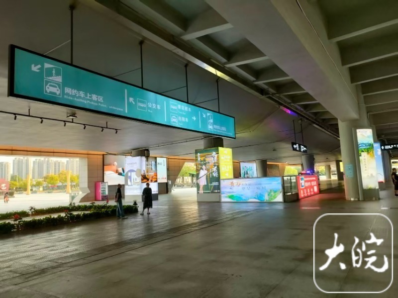 黄山北站站前广场路牌,黄山市、黄山风景区、徽州区三个方向并列
