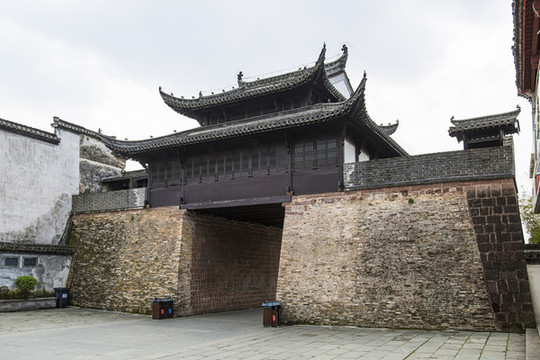 歙县徽州古城城墙与阳和门,城墙外即现代歙县城区