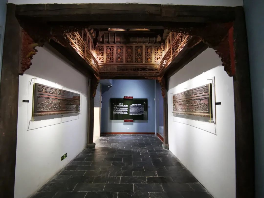 徽州文化博物馆内部展陈空间，展示传统木雕构件和徽派建筑元素