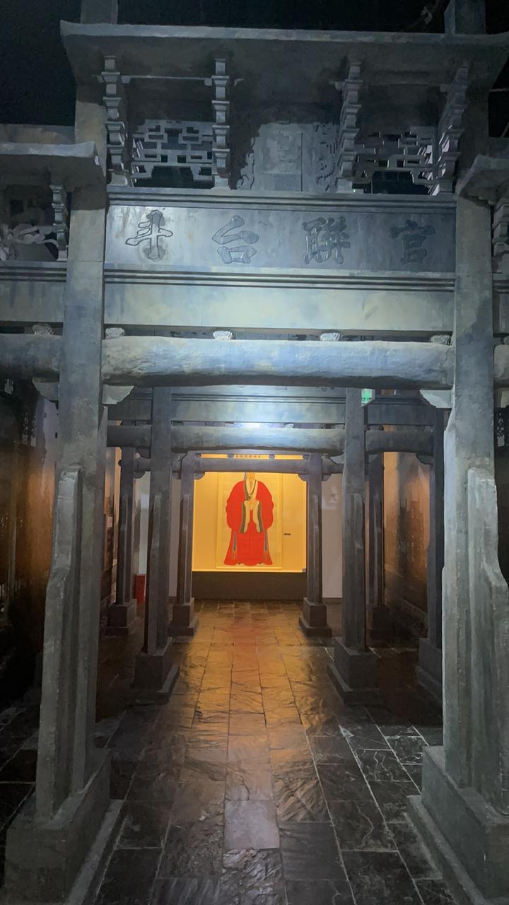 博物馆大厅的古徽州府域图，蓝色光点标注一府六县边界