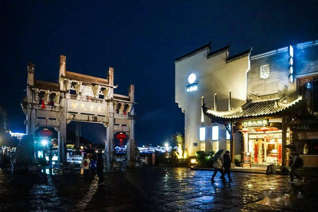 黎阳in巷徽派建筑夜景，马头墙在灯光下轮廓分明