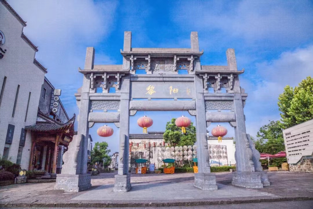 黎阳in巷入口处的"黎阳"石牌坊,是这条"老街"最直白的符号标记